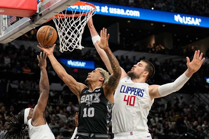 San Antonio Spurs forward Jeremy Sochan (10) shoots around Los Angeles Clippers center Ivica Zubac (40) during the second half at Frost Bank Center